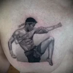 художественная татуировка с бойцом Муай Тай на правой груди мужчины - tatufoto.com 05022023