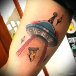 цветная татуировка на руке инопланетяне похищают пиццу - tatufoto.com 08022023 - 115