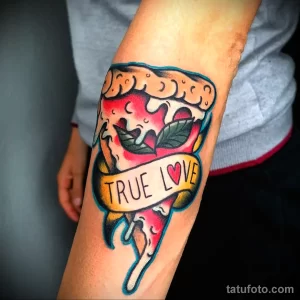 Фото тату сердца с надписью 'True Love' в стиле олд скул. Яркие цвета, четкие контуры и традиционные элементы.