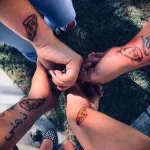четыре человека с одинаковыми рисунками татуировки в которых есть пицца нанесённые на запястье - tatufoto.com 08022023 - 121