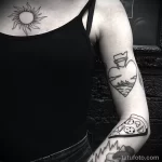чёрно-белая олдскул татуировка с куском пиццы на левой руке девушке - tatufoto.com 08022023 - 120