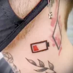 чёрно-красный рисунок татуировки с батарейкой и индикатором заряда на шее - tatufoto.com 180223 - 043