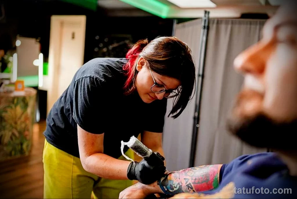 13-та летняя девочка из Германии становится популярным тату-мастером - фото для статьи tatufoto.com 10032023 2