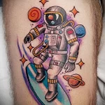 Ну и рисунок татуировки с космонавтом на доске для виндсёрфинга