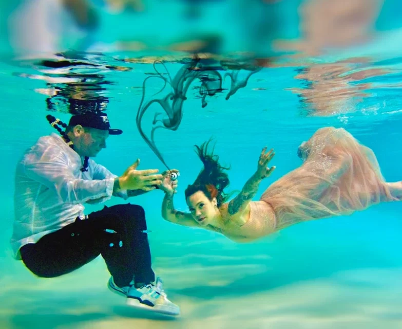Первый в мире татуировщик, который делает татуировки под водой