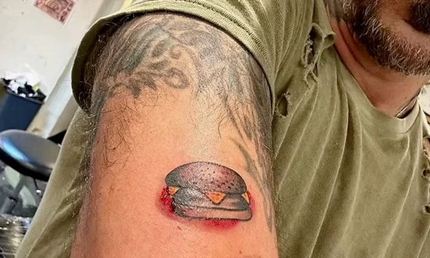 Эй Джей Маклин  из Backstreet Boys сделал новую татуировку с рисунком гамбургера