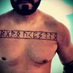 большая тату надпись скандинавскими рунами через всю грудь мужчины - tatufoto.com 080323 - 001