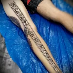 большая татуировка со скандинавскими рунами на левой ноге парня - tatufoto.com 080323 - 002