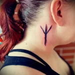 большая татуировка со скандинавской руной справа на шее у девушки - tatufoto.com 080323 - 004
