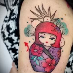 вариант рисунка татуировки с цветами и куклой матрёшкой на левом плече девушки - tatufoto.com 180323 - 003