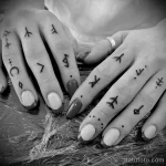 женские руки в татуировках скандинавских рун - tatufoto.com 080323 - 009