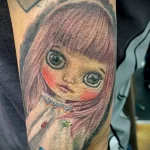 интересный пример рисунка татуировки с куклой на руке - tatufoto.com 180323 - 004