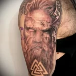 классная художественная татуировка с портретом мужчины трикветром и скандинавскими рунами на плече - tatufoto.com 080323 - 010