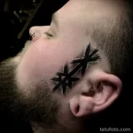 крупная татуировка со скандинавскими рунами на лице около уха - tatufoto.com 080323 - 011