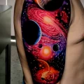 крутая цветная татуировка на правом плече на тему космоса