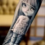 крутой рисунок татуировки с девочкой куклой на руке - tatufoto.com 180323 - 008