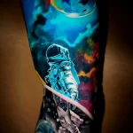 крутой цветной рисунок татуировки на руке с космонавтом и космосом