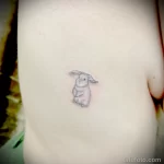 маленькая татуировка с кроликом на боку у девушки - tatufoto.com 010323 - 002