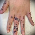 маленькие татуировки со скандинавскими рунами на пальцах рук - tatufoto.com 080323 - 018