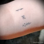 маленькой татуировки со скандинавскими рунами на внутренней стороне руки на изгибе - tatufoto.com 080323 - 019
