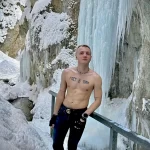 мужчина с татуировкой скандинавских рун на груди - tatufoto.com 080323 - 021