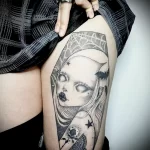 прикольный рисунок татуировки с куклой и паутиной на левом бедре девушки - tatufoto.com 180323 - 012