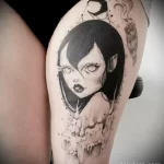 пример готического рисунка татуировки с куклой на левом бедре девушки - tatufoto.com 180323 - 013