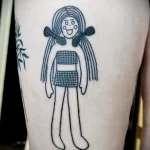 простое чёрный рисунок татуировки с куклой на правой ноге девушке - tatufoto.com 180323 - 014