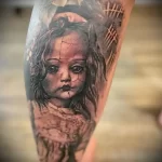 реалистичный рисунок татуировки с девочкой куклой внизу ноги - tatufoto.com 180323 - 016