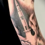 реалистичный рисунок татуировки с ракетой которая идёт на взлёт в космос
