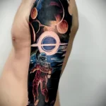 рисунок татуировки Космос планеты и космонавт скафандре на левой руке парня