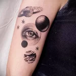 рисунок татуировки глаза и планет в космосе