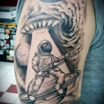 рисунок татуировки космонавт в скафандре ловит рыбу на удочку