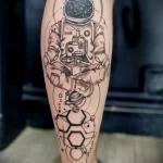 рисунок татуировки космонавт скрестил ноги в позе лотоса