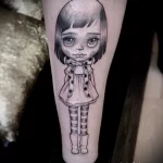 рисунок татуировки кукла с большими глазами нанесена на ноге - tatufoto.com 180323 - 038