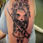 рисунок татуировки кукла с винтовкой на левом плече девушки - tatufoto.com 180323 - 039