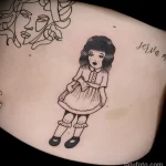 рисунок татуировки кукла с топором на животе девушки - tatufoto.com 180323 - 045