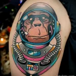 рисунок татуировки на правом плече обезьяна в скафандре