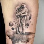 рисунок татуировки с двумя обнимающимися космонавтами