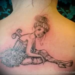 рисунок татуировки с заводной ключиком куклой на спине девушки - tatufoto.com 180323 - 057