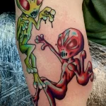 рисунок татуировки с зелёным и красным инопланетянином