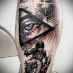 рисунок татуировки с космонавтом глазом в треугольнике и планетами
