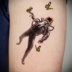 рисунок татуировки с космонавтом и цветными бабочками