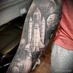 рисунок татуировки с космосом и взлетающим шаттлом