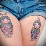 рисунок татуировки с куклами на бёдрах девушке и надписи смейся сейчас плач потом - tatufoto.com 180323 - 059