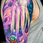 рисунок татуировки с осьминогом в космосе