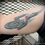 рисунок татуировки со звёздным крейсером Discovery из кинофильма