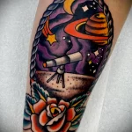 рисунок цветной татуировки с цветком телескопом и планетой