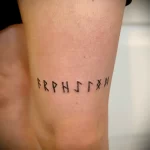 символы в татуировке на левой ноге Выше колена - tatufoto.com 080323 - 027