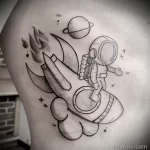 смешной рисунок татуировки с космонавтом который сидит на ракете